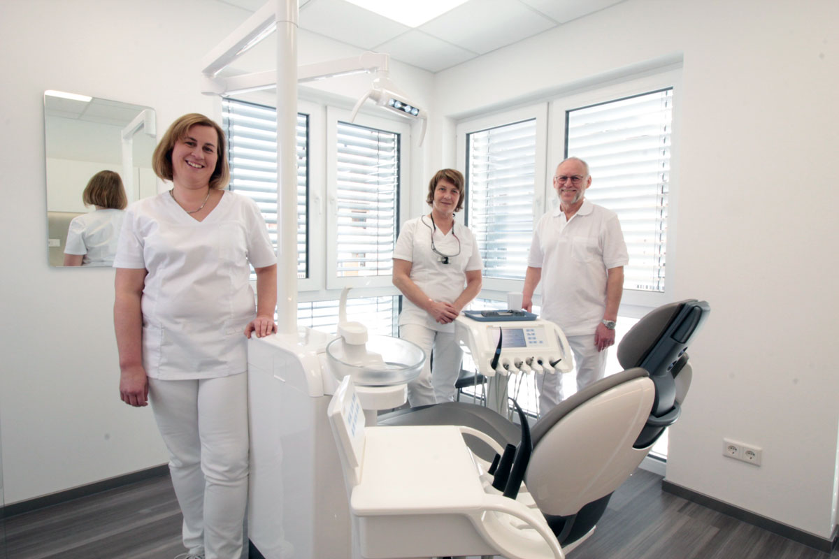 Implantate – Zahnärzte im Zentrum